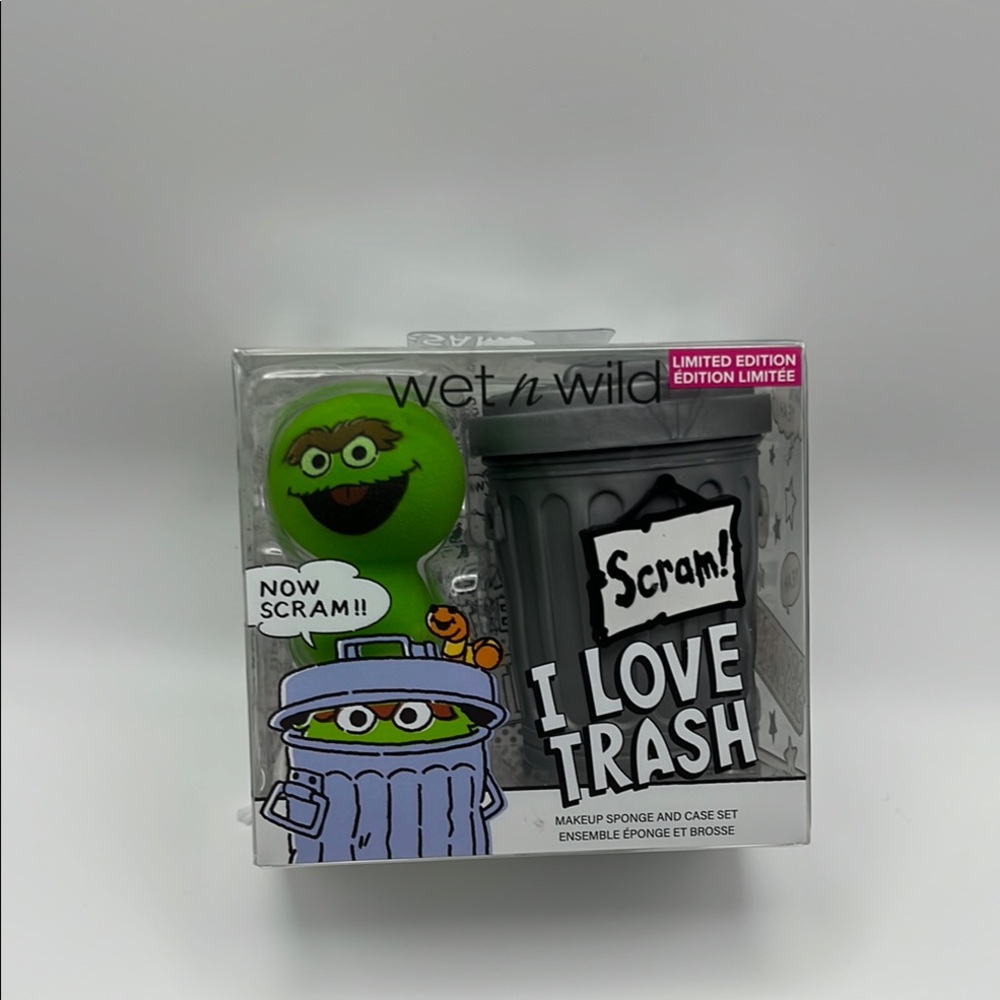 Wet n Wild Oscar the Grouch Green Makeup Sponge and case Set